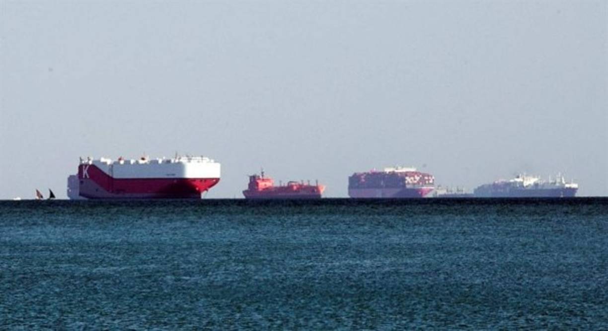 La navegación en el Canal de Suez quedó este jueves suspendida temporalmente hasta que se pueda desencallar el gigantesco buque portacontenedores que bloquea desde el miércoles el tráfico en esta ruta comercial clave entre Europa y Asia, una tarea que está siendo extremadamente complicada.