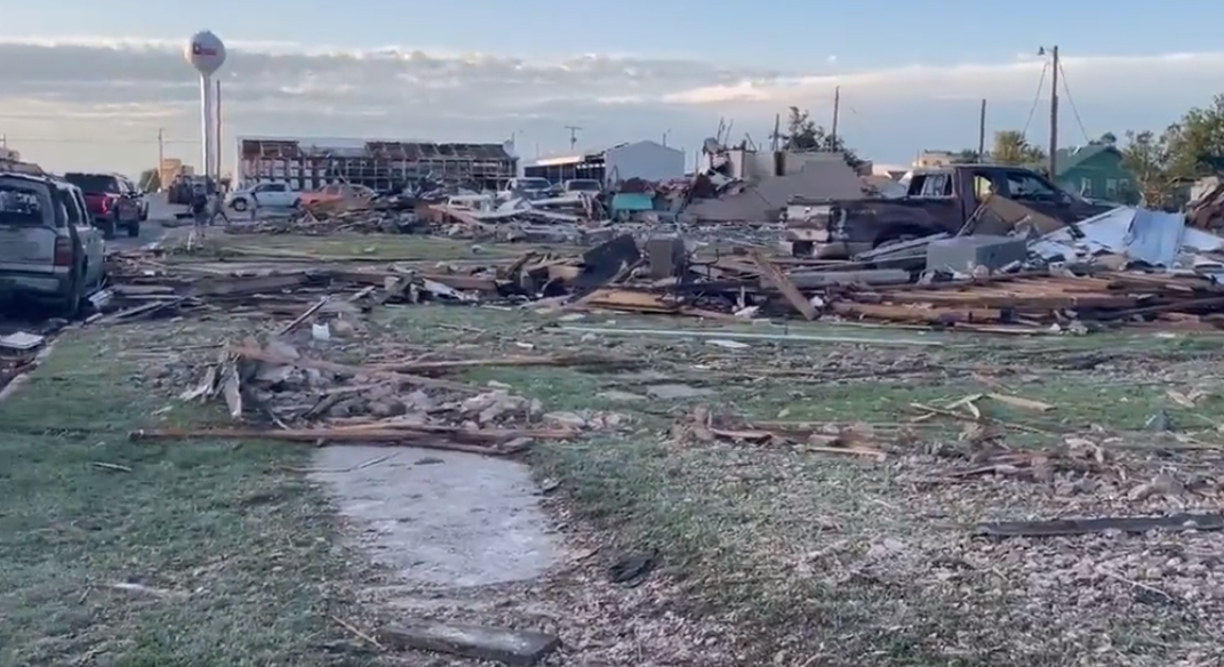 Un fuerte tornado arrasó la localidad de Perryton, en el norte de Texas, matando a tres personas e hiriendo a más de 70, confirmaron las autoridades locales.