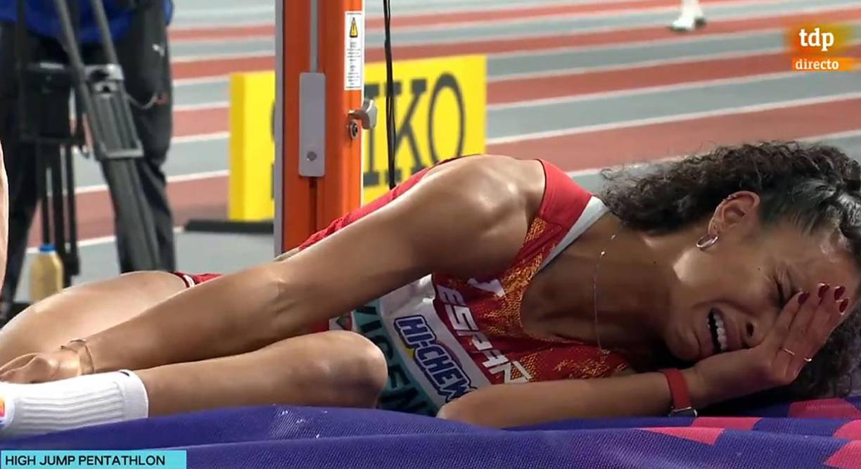 La deportista con la cabeza y medio cuerpo apoyados en la colchoneta llora a lágrima viva. “Por favor, que no me haya roto”, se le vio decir.