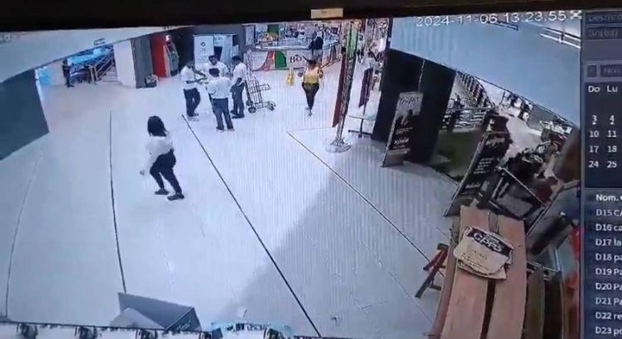 Compradores pasaban por el lugar cuando cayó el vehículo, pero no ocasionó heridas graves en ellos.