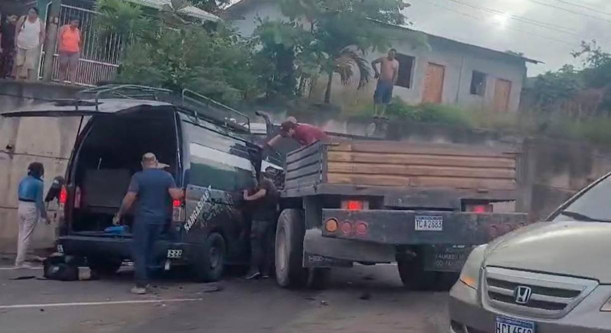Fotografía que muestra al camión y rapidito accidentados en Taulabé, Comayagua.