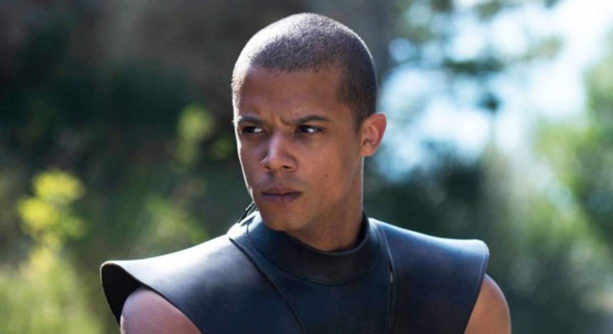 GREY WORM (GUSANO GRIS)<br/>El comandante de los Inmaculados dirige la parte más disciplinada de las fuerzas de Daenerys Targaryen. <br/>La última vez que lo vimos, encabezaba la formación de sus tropas frente a Desembarco del Rey, la capital de los Siete Reinos. No está claro si se queda en Rocadragón o se dirige al Norte junto con el resto de la comitiva que se viaja hacia Invernalia.