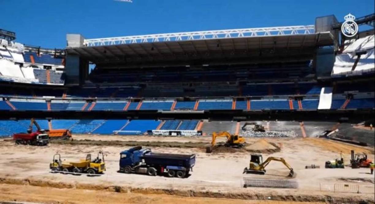 El plan de la obra del estadio contempla una cueva de 30 metros de profundidad para colocar el césped retráctil, aunque esta obra tendrá que esperar al próximo verano para no retrasar más el regreso del equipo a su estadio.