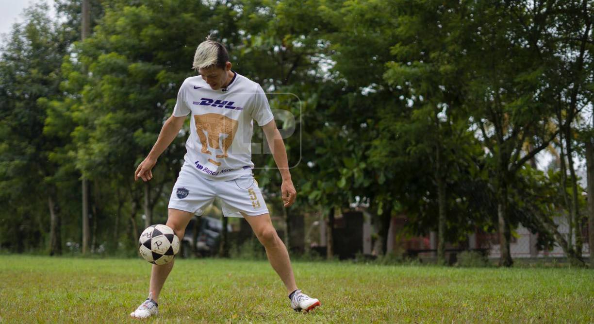 Paquito mostró su técnica con el balón en el campo de Santa Elena.