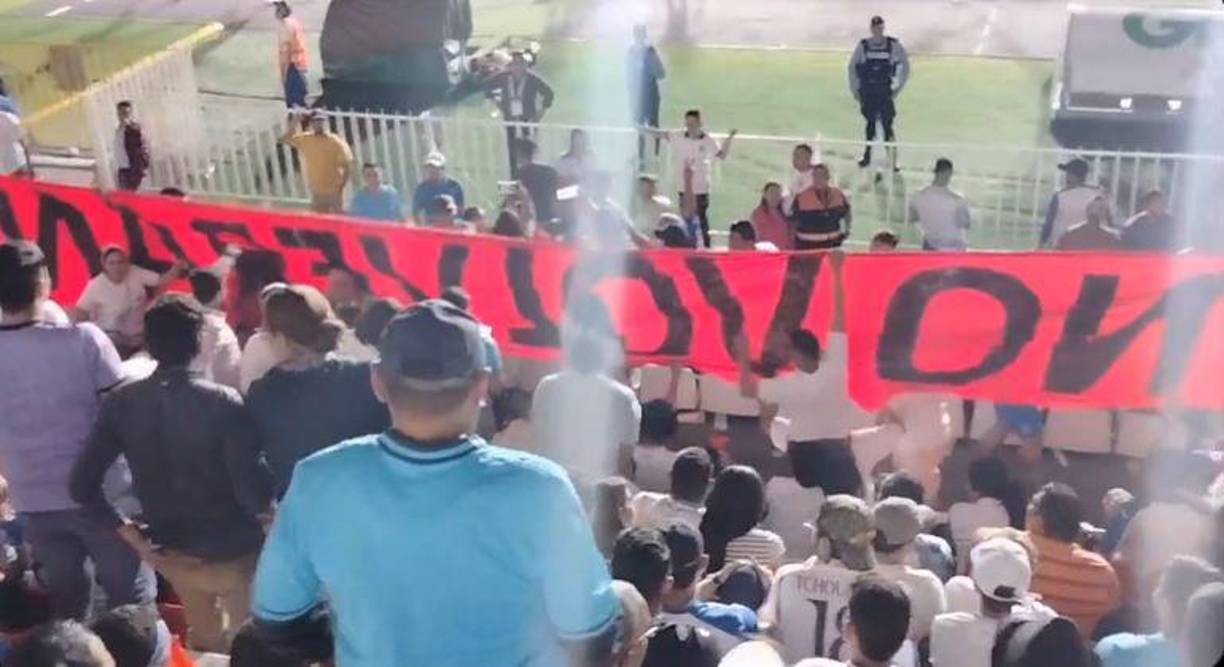 Además, algunos asistentes vestían camisetas con la misma frase, lo que generó un ambiente de tensión que estuvo a punto de desbordarse en violencia física. La intervención de la Policía Nacional fue crucial para evitar que la situación se saliera de control.