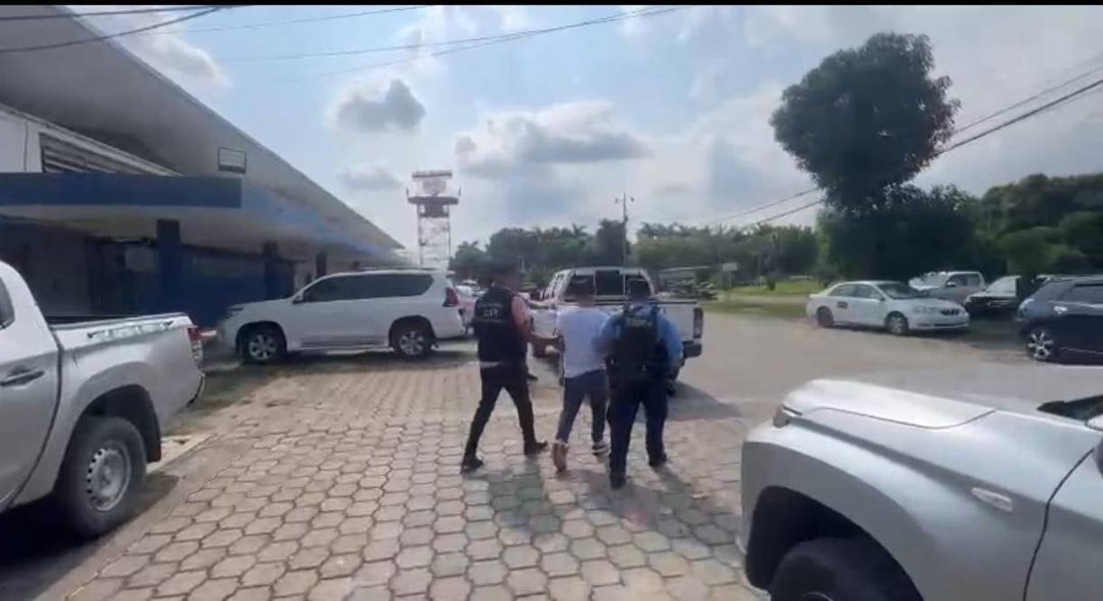 En un trabajo en conjunto con INTERPOL y la Dirección Nacional de Servicios Policiales Fronterizos (DNSPF), las autoridades lograron la detención del sospechoso al llegar al país procedente de Laredo, Texas, donde fue deportado después de un proceso migratorio. 