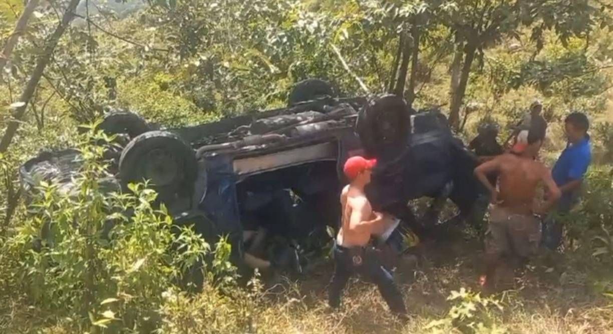 Preliminarmente se informó que al menos tres personas originarias de Santa Rosa de Copán perdieron la vida luego que el microbús, color azul, en que se trasladaban volcó y cayó a una hondonada.