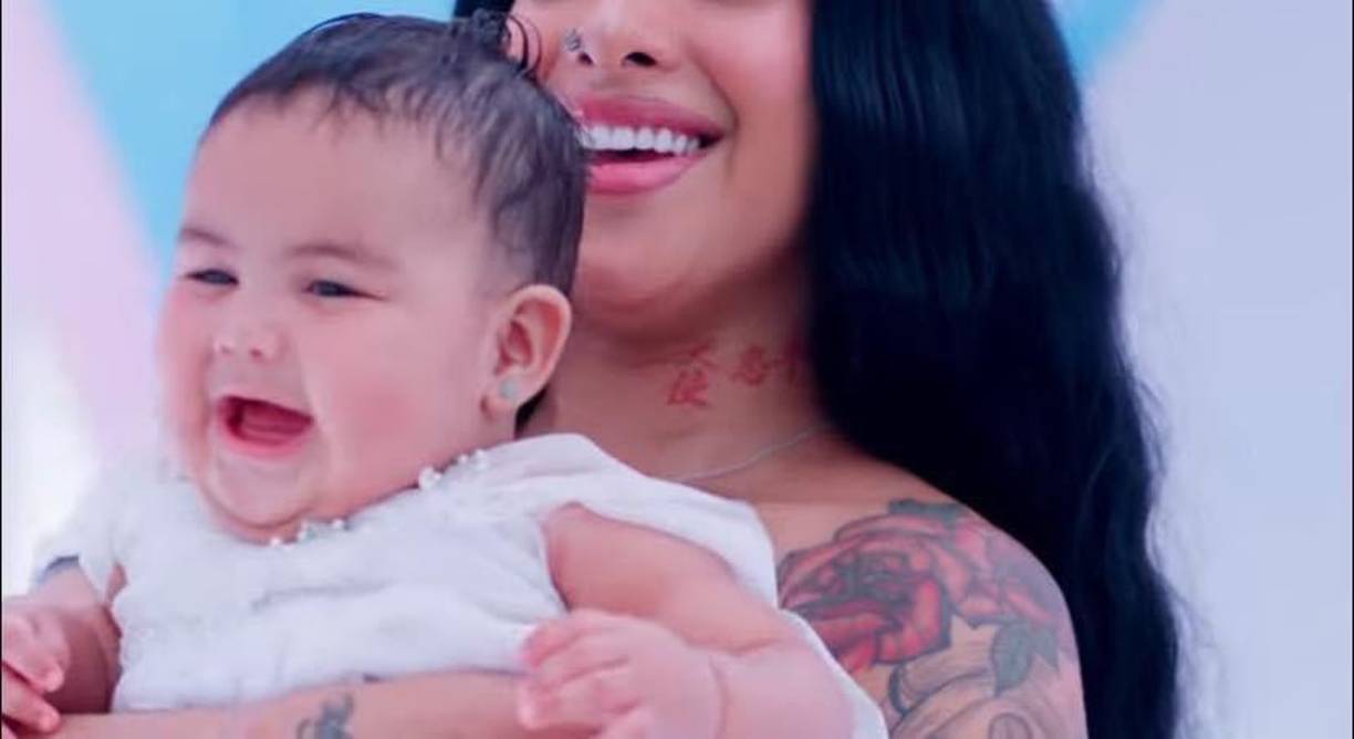 El video también ofrece un vistazo al lado paternal de la estrella, ya que su pareja, el famoso cantante Tekashi 69, aparece decorando la habitación con detalles encantadores. Se le ve colocando ositos en las paredes y globos blancos que llenan la habitación de un ambiente festivo.