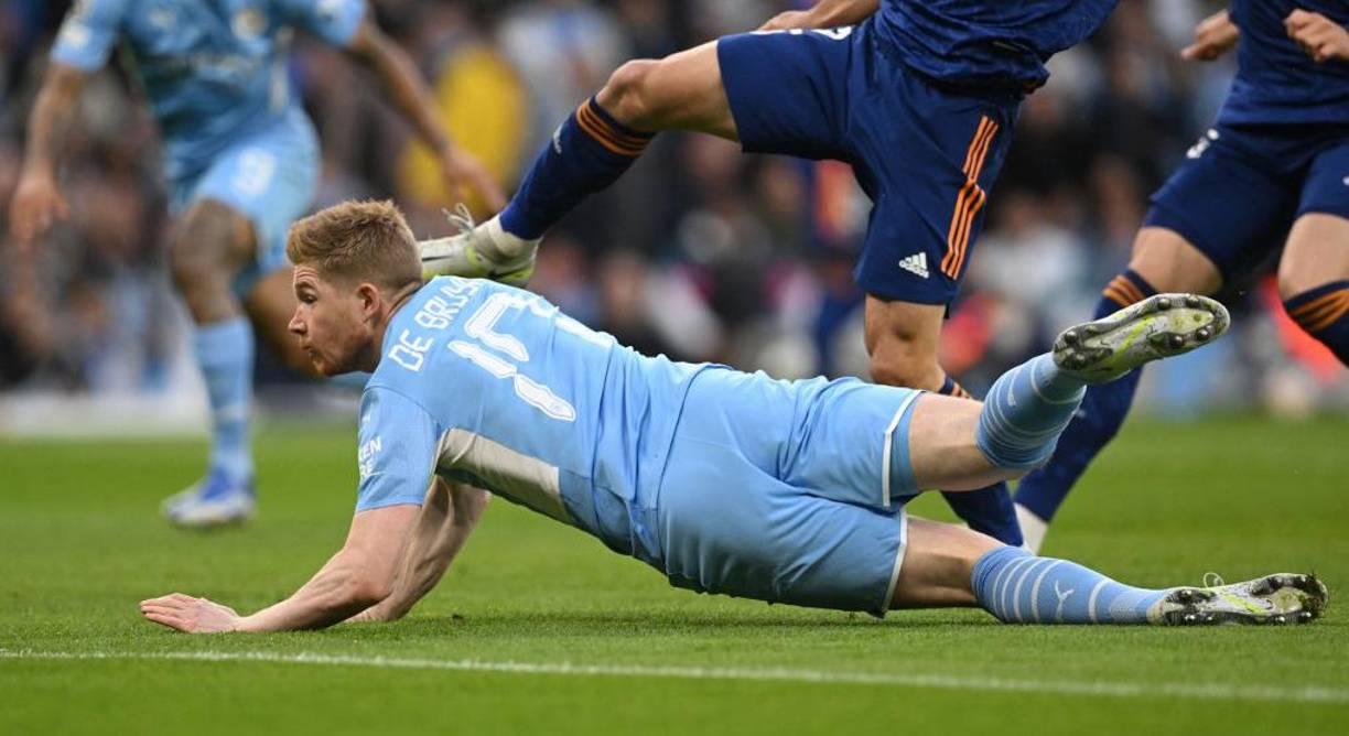 Los Citizens se adelantaron pronto cuando Kevin De Bruyne cabeceó al fondo de la portería blanca un centro de Riyad Marhez (2).