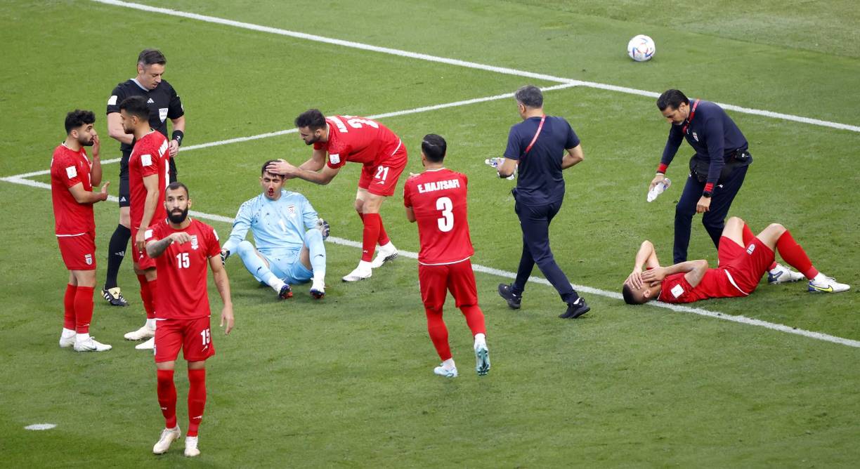 Ambos jugadores quedaron tendidos sobre el césped y los médicos ingresaron para dar asistencia, pero el portero fue el más afectado.