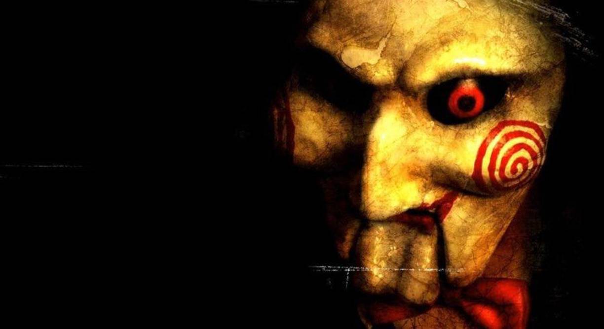 “Un enfermo y desesperado John viaja a México por un arriesgado y experimental procedimiento médico con la esperanza de encontrar milagrosamente una cura para su cáncer solo para descubrir que toda la operación es una estafa y defrauda a los más vulnerables. Armado de un nuevo propósito, el infame asesino serial regresa a su trabajo, intercambiando papeles con los estafadores en su característico estilo visceral a través de tortuosas, trastornadas e ingeniosas trampas“, ahonda la sinopnis.