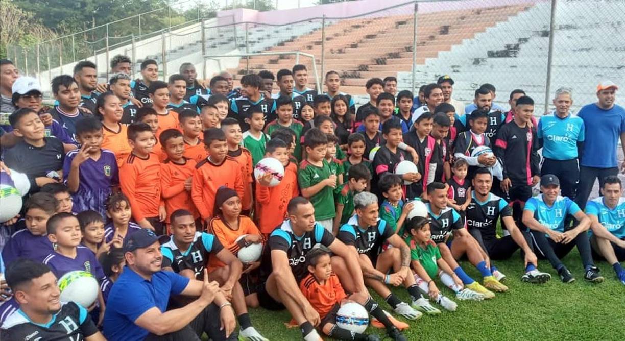 La Selección de Honduras, previo a su primer entrenamiento en México, brindó un tiempo de calidad con niños mexicanos.