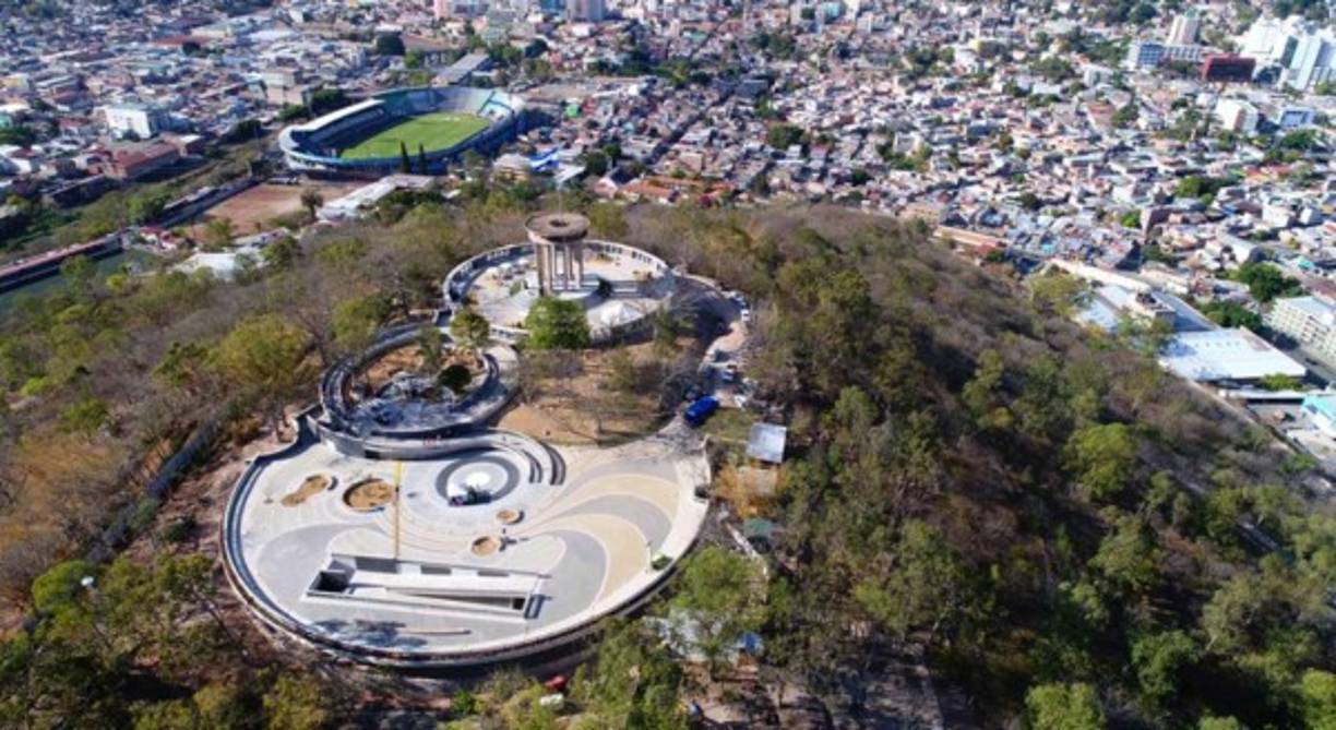 Las Plazas Conmemorativas, que son el Monumento a la Paz, la Plaza de la Identidad Nacional y la Plaza del Agua, constituyen un nuevo espacio para la sana convivencia y recreación ciudadana en la capital.
