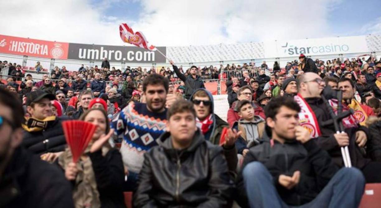 Barcelona's players celebrate Barcelona's Portuguese defender Nelson Semedo's opening goal during the Spanish league football match between Girona FC and FC Barcelona at the Montilivi stadium in Girona on January 27, 2019. (Photo by LLUIS GENE / AFP)