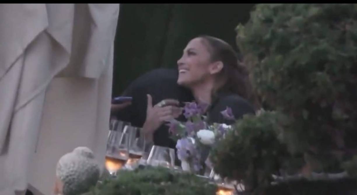 Además, en esta captura de video se les puede ver muy enamorados y felices.