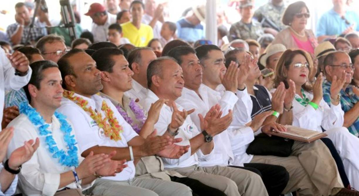 Autoridades de Tela, empresarios y pobladores asistieron a la inauguración.