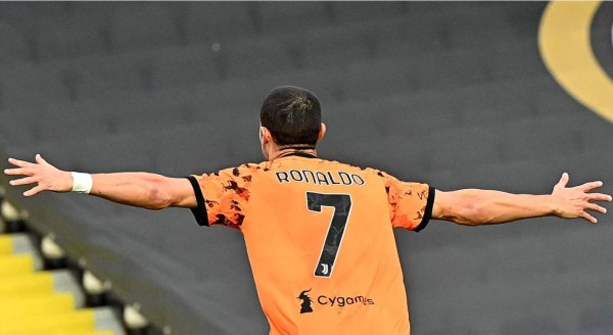 Cristiano Ronaldo corre a celebrar su primer gol del partido.