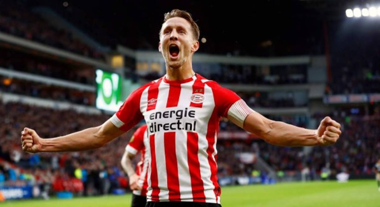 El Sevilla y el PSV Eindhoven han firmado un 'principio de acuerdo' para el fichaje del delantero holandés Luuk de Jong por el club español, informó este viernes la prensa holandesa. El atacante, de 28 años, 'no se presentará este sábado al entrenamiento con el PSV', tal y como estaba previsto, y 'acudirá la próxima semana a Sevilla para completar el fichaje', publicó el diario 'Eindhoven Dagblad'. El club rojiblanco pagará 'al menos 12,5 millones de euros', aunque los detalles se darán a conocer la próxima semana, 'cuando el jugador pase el reconocimiento médico', añadió el periódico 'Algemeen Dagblad'.