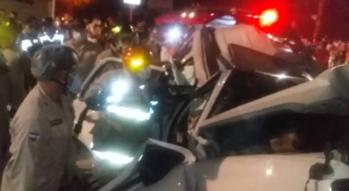 Las niñas se transportaban con sus papás en una camioneta cuando la rastra supuestamente los embistió.