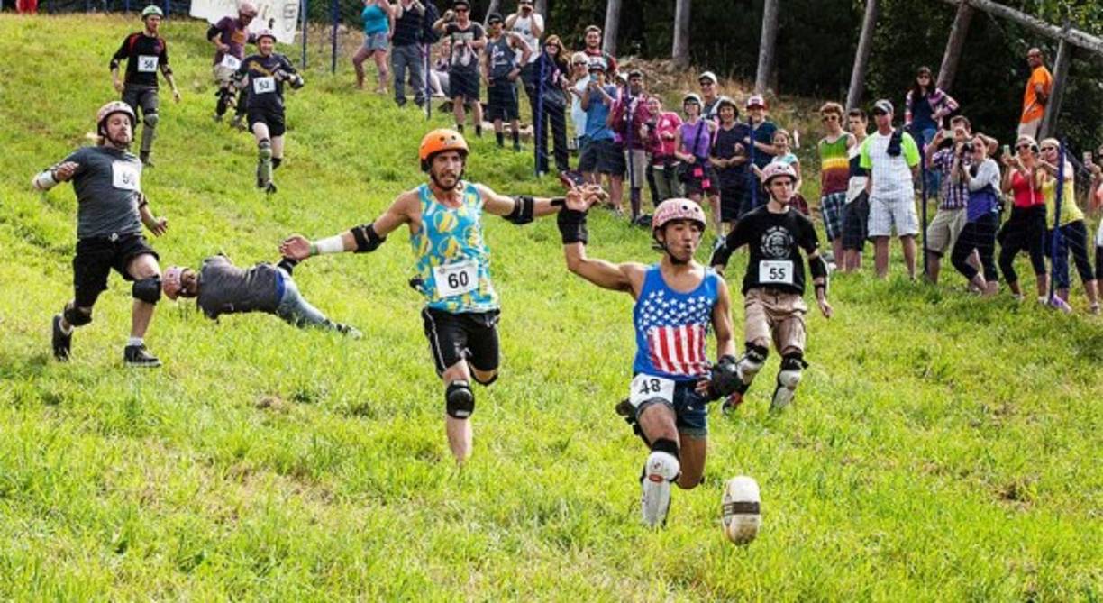 CHEESE ROLLING<br/>Se trata de perseguir un queso de forma circular mientras rueda colina abajo cerca de un pueblo inglés en Gloucester. Si lo atrapas sin lastimarte, bien, pero es más difícil de lo que parece.