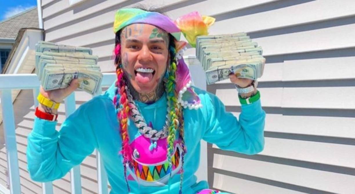 El rapero colgó en su Instagram un video en donde alardea de sus relojes que tienen un valór de más de millón de dólares, así mismo sus caracteristicos fajos de dinero.