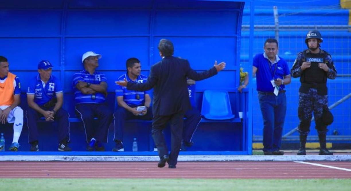 Mil preguntas sin respuesta. Pinto, un técnico explosivo, no puede dar crédito del fracaso de la Selección de Honduras frente a la de México.