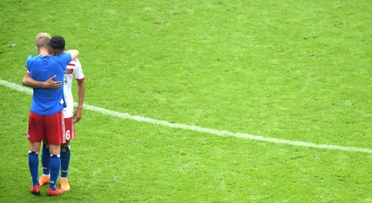 Jugadores del Hamburgo tratando de darse apoyo.