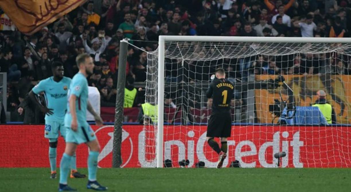 Los jugadores del Barcelona no podían creer la eliminación. Al fondo, el portero Ter Stegen llorando .