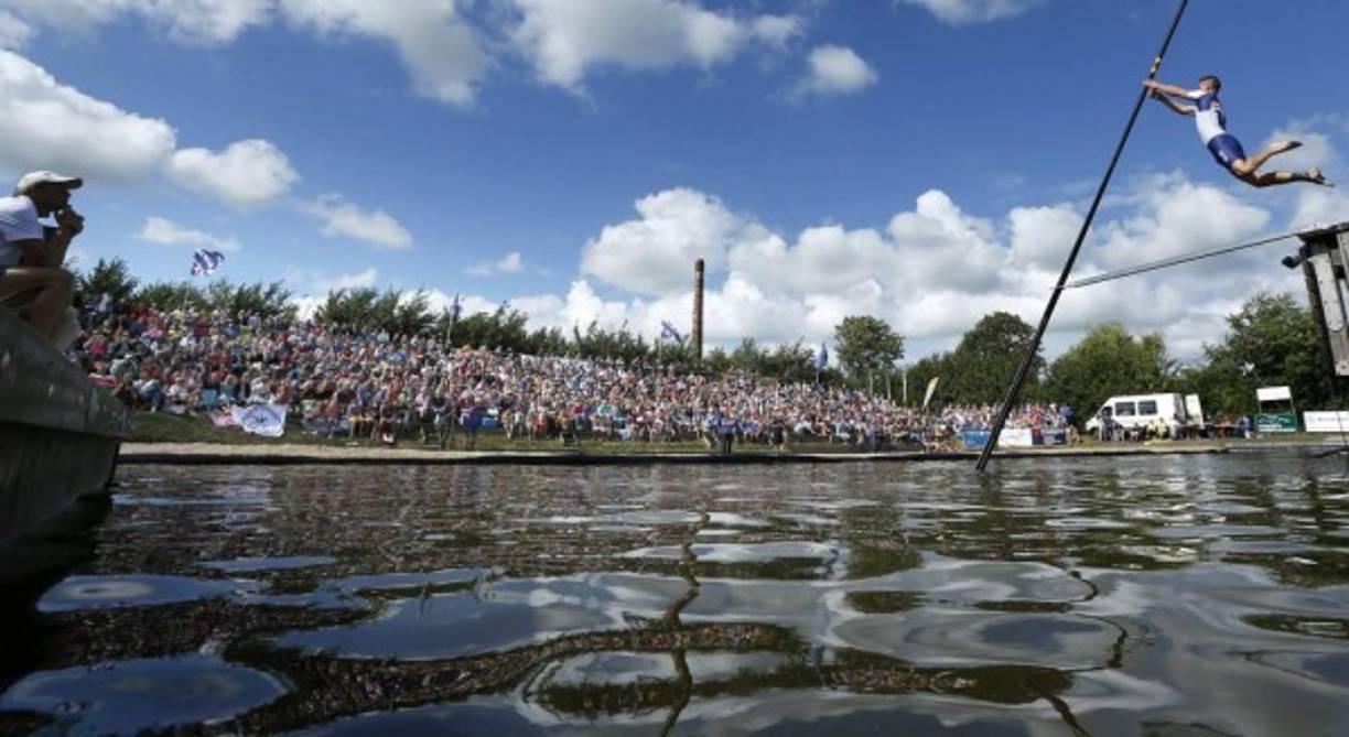 FLIERLJEPPEN<br/>Prácticado en Holanda, la tierra de los canales y consiste en saltar de un lado al otro de un canal, río, laguna, en fin, donde haya suficiente agua, con la ayuda de una pértiga o garrocha.