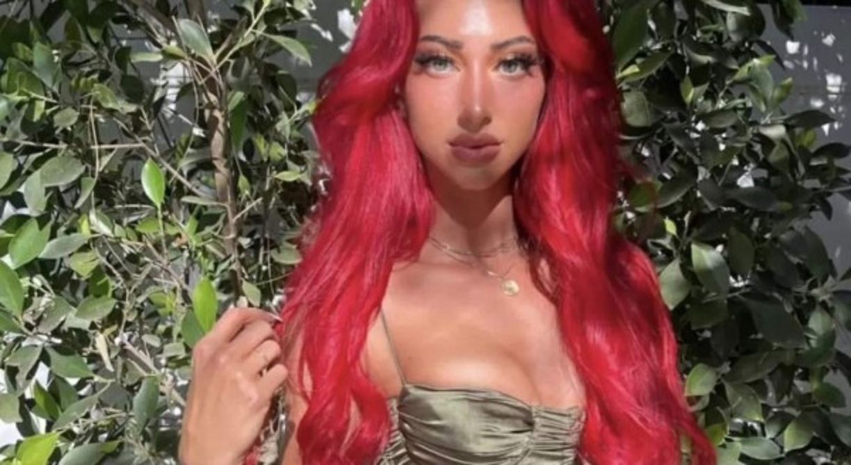 Con las gancias según contó; pudo comprar su propia casa: una mansión con piscina en Los Ángeles, donde vive con su asistente, Shane, y sus dos perros, Simba, un mestizo de Pom-Chi y Nova, un pomerania.