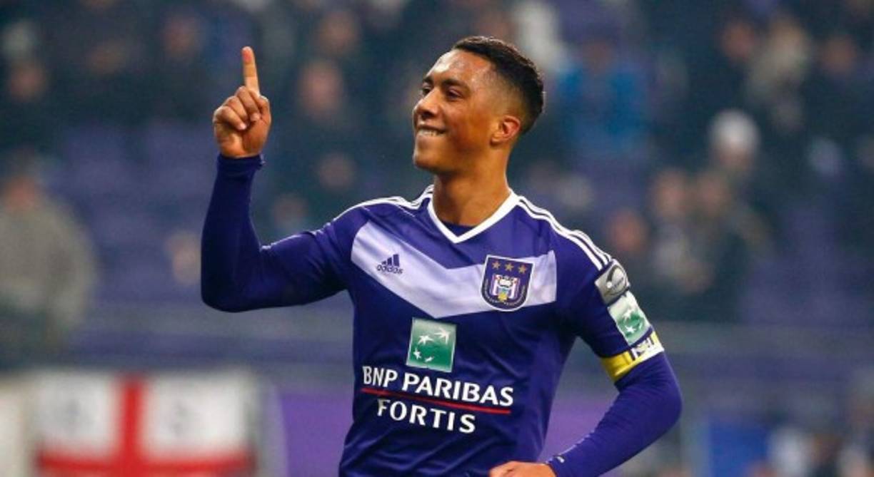 Youri Tielemans, jugador del Anderlecht, es uno de los futbolistas más codiciados del mercado de fichajes, su magnifica temporada lo ha puesto en las agendas de muchos de los grandes clubes de Europa y en los últimos días tanto el Chelsea como el Manchester United habrían intensificado su interés en el centrocampista belga. Muchos son los equipos que siguen al jugador pero parece que estos dos han tomado ventaja en los últimos días.