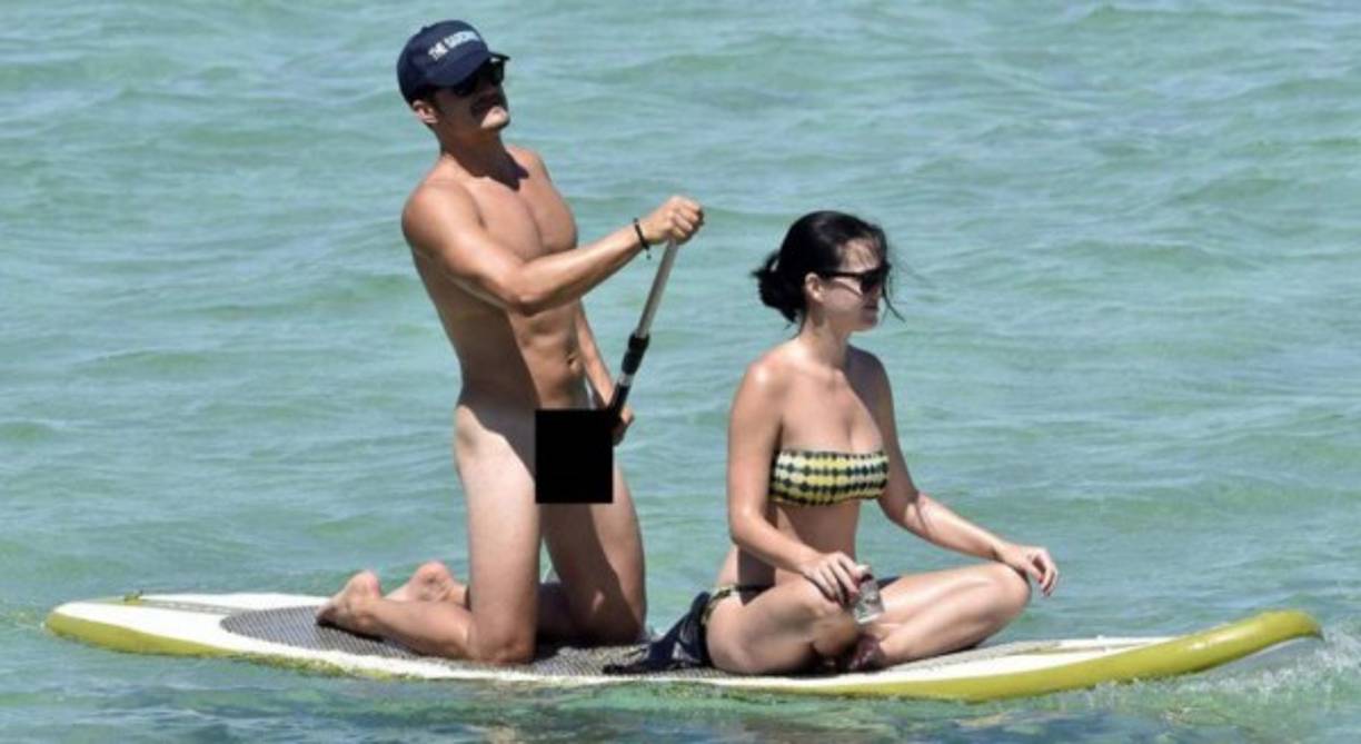 El actor británico se convirtió en tendencia en redes sociales luego que se difundieran las fotos de él como Dios lo trajo al mundo. El actor se ve feliz junto a la cantante Katy Perry.