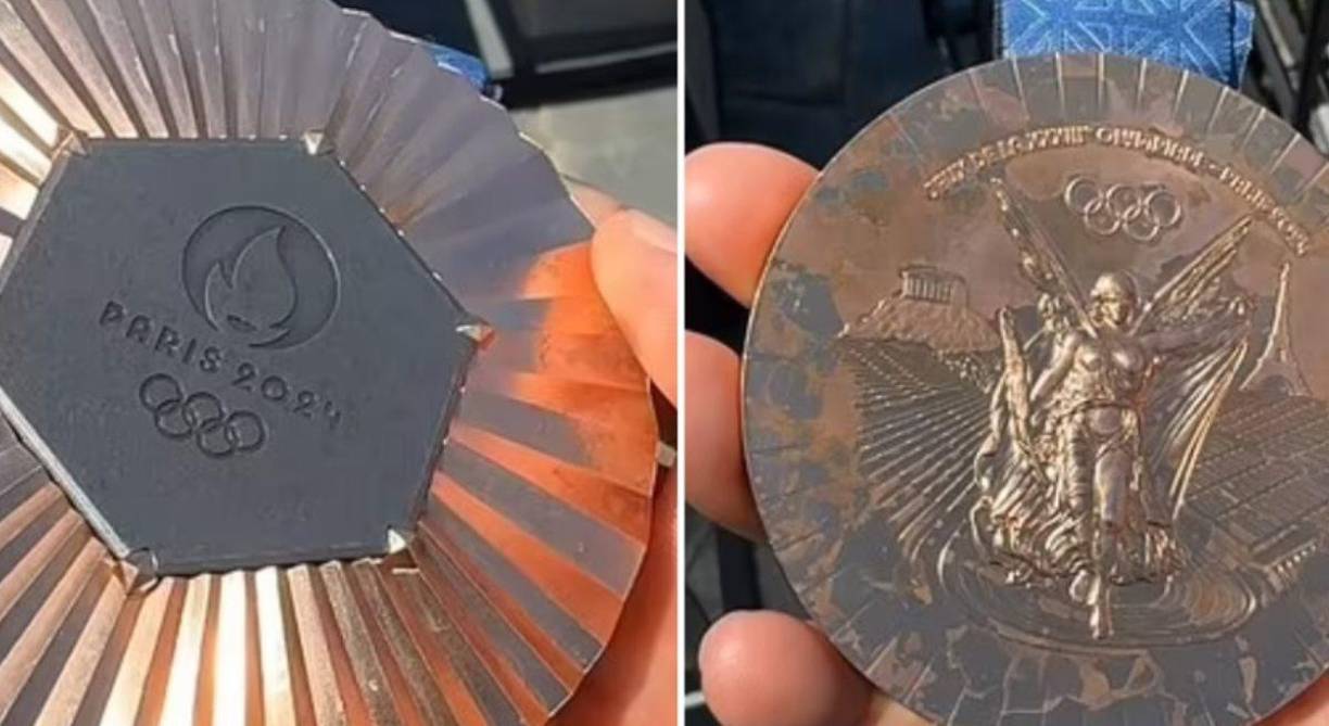 “Parece que la medalla fue y volvió de la guerra”, continúa Huston, que no pudo evitar seguir comentando la calidad del material con el que se hacen las medallas que se otorgan en los Juegos Olímpicos. 