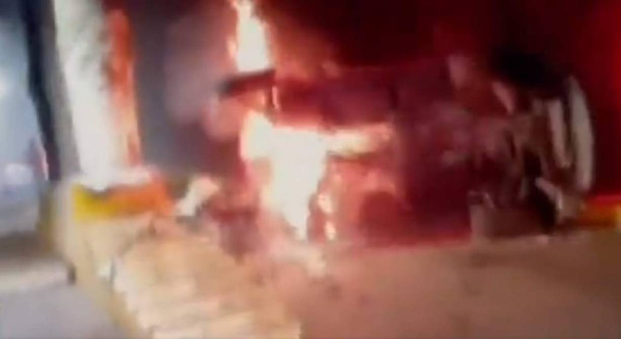 'Al arribo nos damos cuenta que, efectivamente, es un choque en el interior del paso a desnivel de un carro al parecer Lamborghini resultando una persona prensada', reveló ese día Rogelio Hernández, primer oficial de Protección Civil.