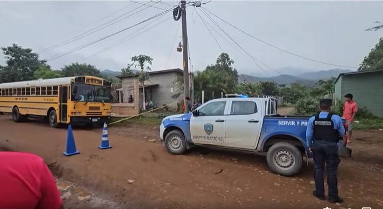 El cuerpo de Ninoska quedó tendido en la acera de su casa en la colonia La Oportunidad.