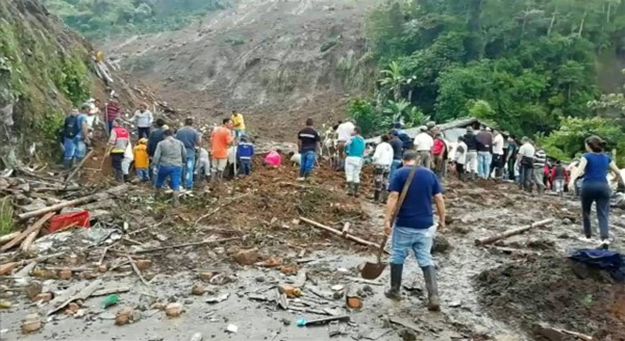 Este lunes se reportó al suroeste de Colombia un deslave que acabó con la vida de 17 personas y hasta el momento deja 13 desaparecidos. Esta imagen muestra a personas que buscan a otras que podrían estar atrapadas entre escombros después de un alud que sepultó ocho casas matando al menos a 14 personas e hiriendo a cinco en el municipio de Rosas, departamento de Valle del Cauca, en el suroeste de Colombia, el 21 de abril. 2019. -