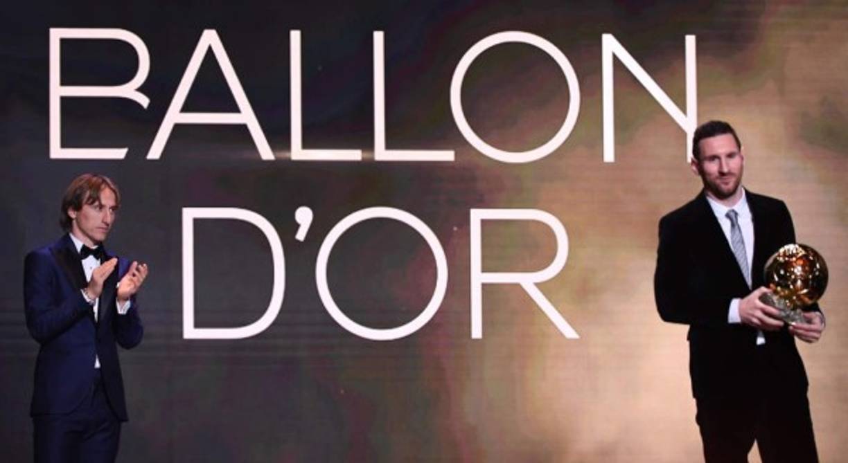 Gran gesto. Luka Modric aplaude a Lionel Messi como el ganador del Balón de Oro 2019.