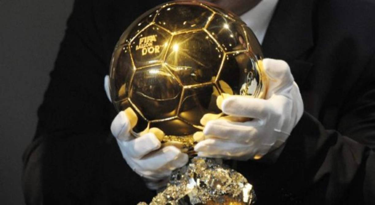 Ningún futbolista premiado con el Balón de Oro un año antes de un Mundial ha logrado coronarse como campeón del mundo en dicha competencia. La lista es extensa, destacan: Ronaldo (Brasil); perdió la final contra Francia. <br/>2001- Michael Owen (Inglaterra); fue eliminado en cuartos de final por Brasil. <br/>2005- Ronaldinho (Brasil); cayó ante Francia en cuartos de final. <br/>2009- Lionel Messi (Argentina); la albiceleste cayo ante Alemania en cuartos de finales.