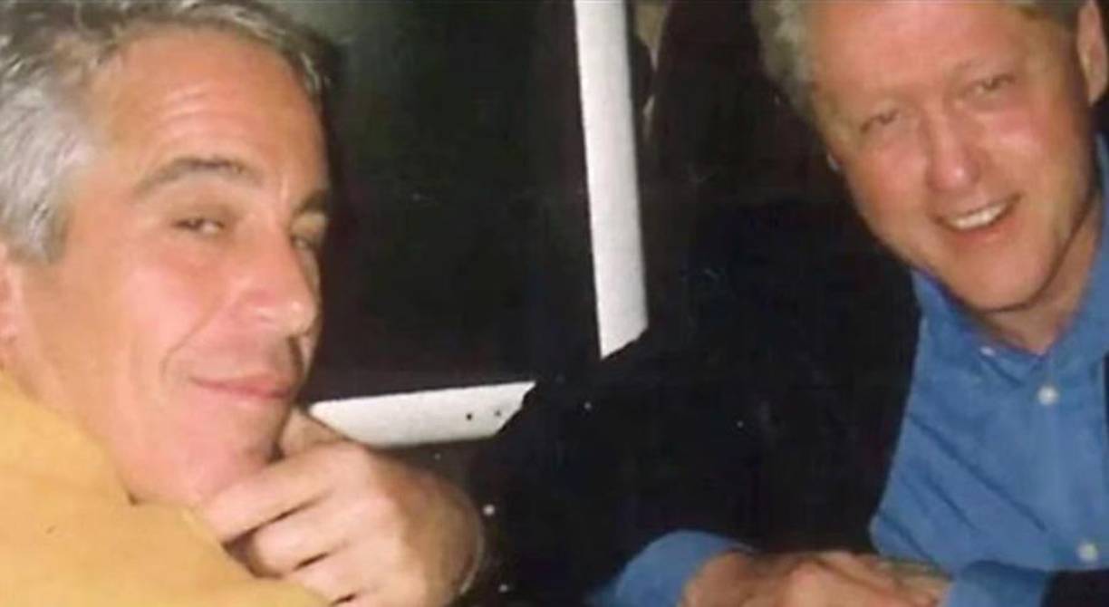 Clinton era muy cercano al financiero y viajó con él en la década de 2000. Una declaración de Johanna Sjoberg, una de las víctimas de Epstein, afirma que el multimillonario le llegó a comentar que al expresidente estadounidense Bill Clinton (1993-2001) “le gustaban jóvenes, refiriéndose a las chicas”, según puede leerse en uno de los documentos.