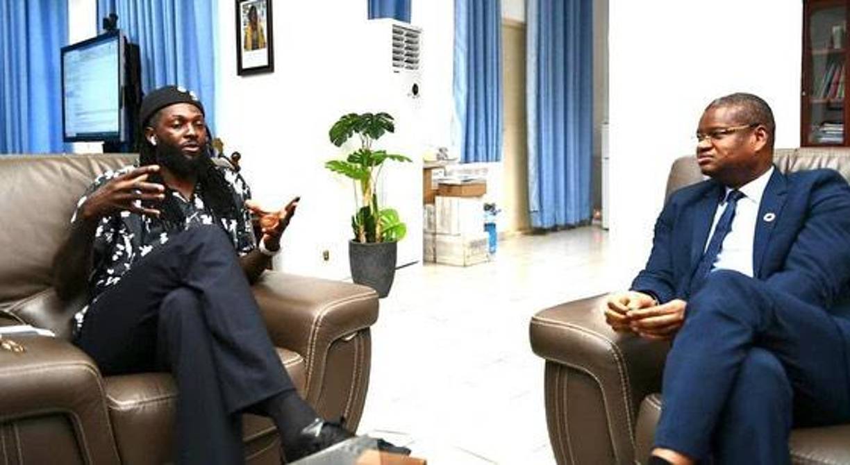 Fotos: Adebayor deja asombrado a todos al mostrar donde vive