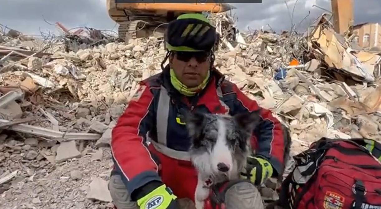 El viernes, Balam el viernes rescató con vida a una persona. Aquí Balam con su orgullo entrenador, Edgar Martínez.