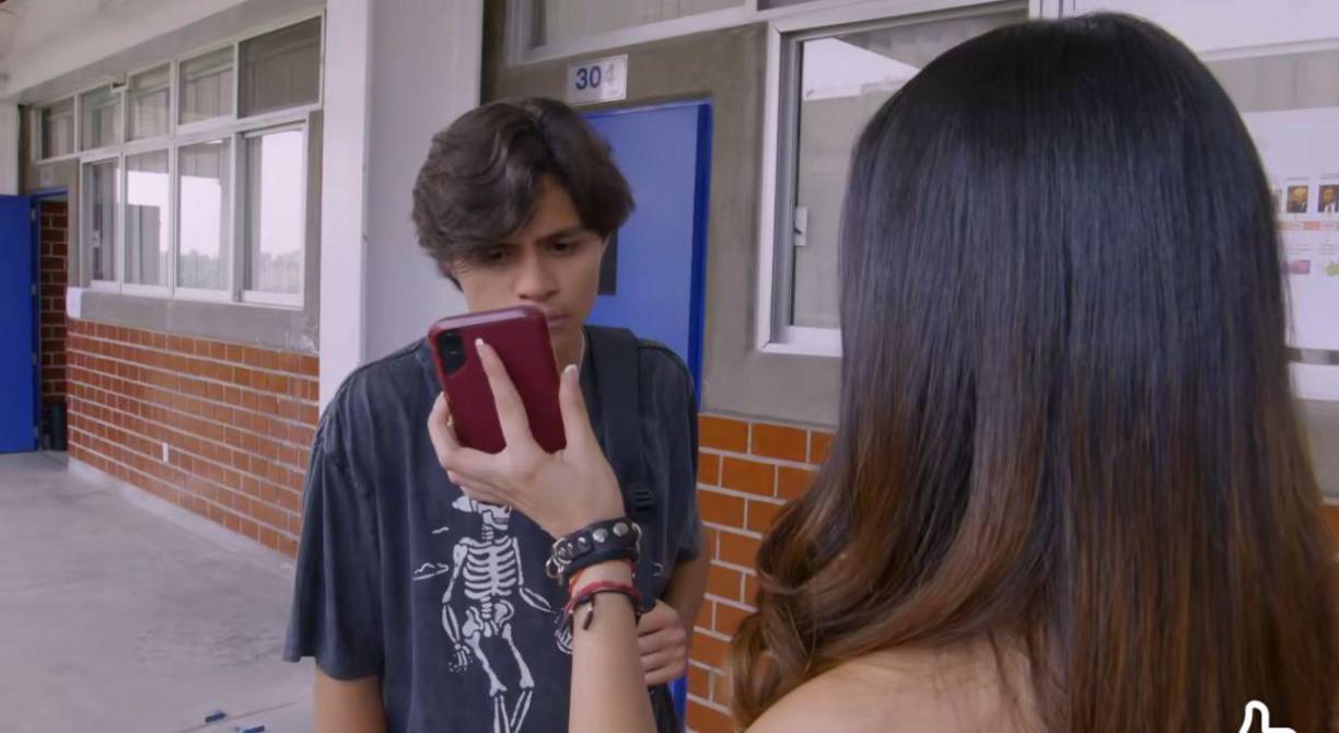 La historia inicia con la trama de dos amigas que están enamoradas del mismo joven, ellas compiten por él, y Angélica coloca que es “fan de su relación”.