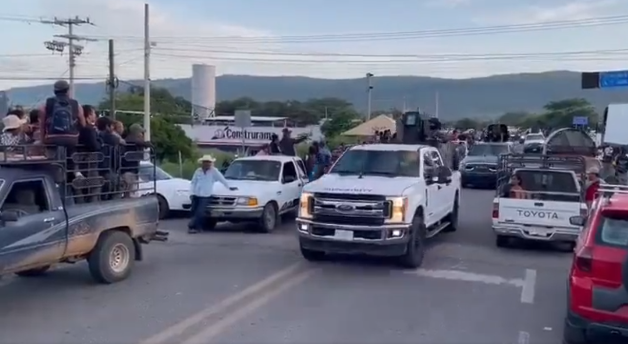 “¡Puro Sinaloa!” Convoy de sicarios presume potentes armas en desfile