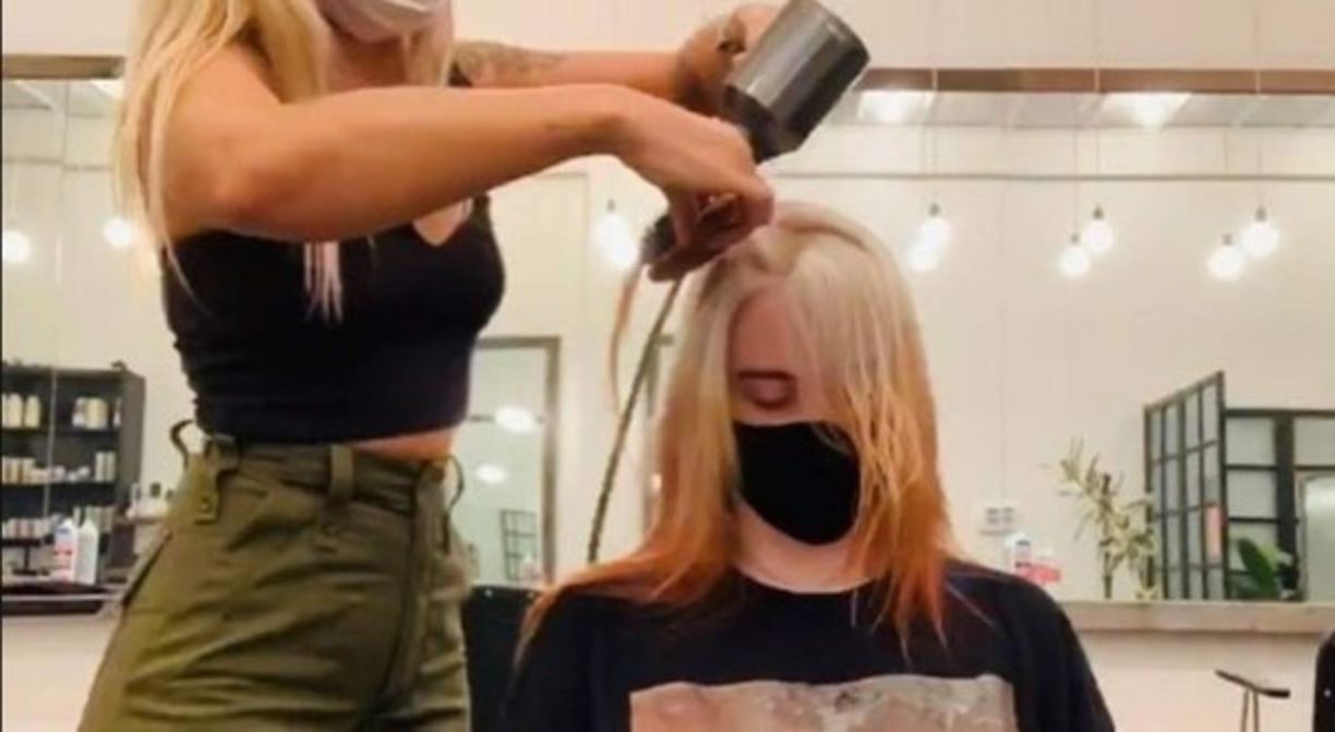Billie retó a través de sus historias de Instagram a que sus fans lograran adivinar cuál era el nuevo color que había escogido para su cabello. Muchos adivinaron otros no.