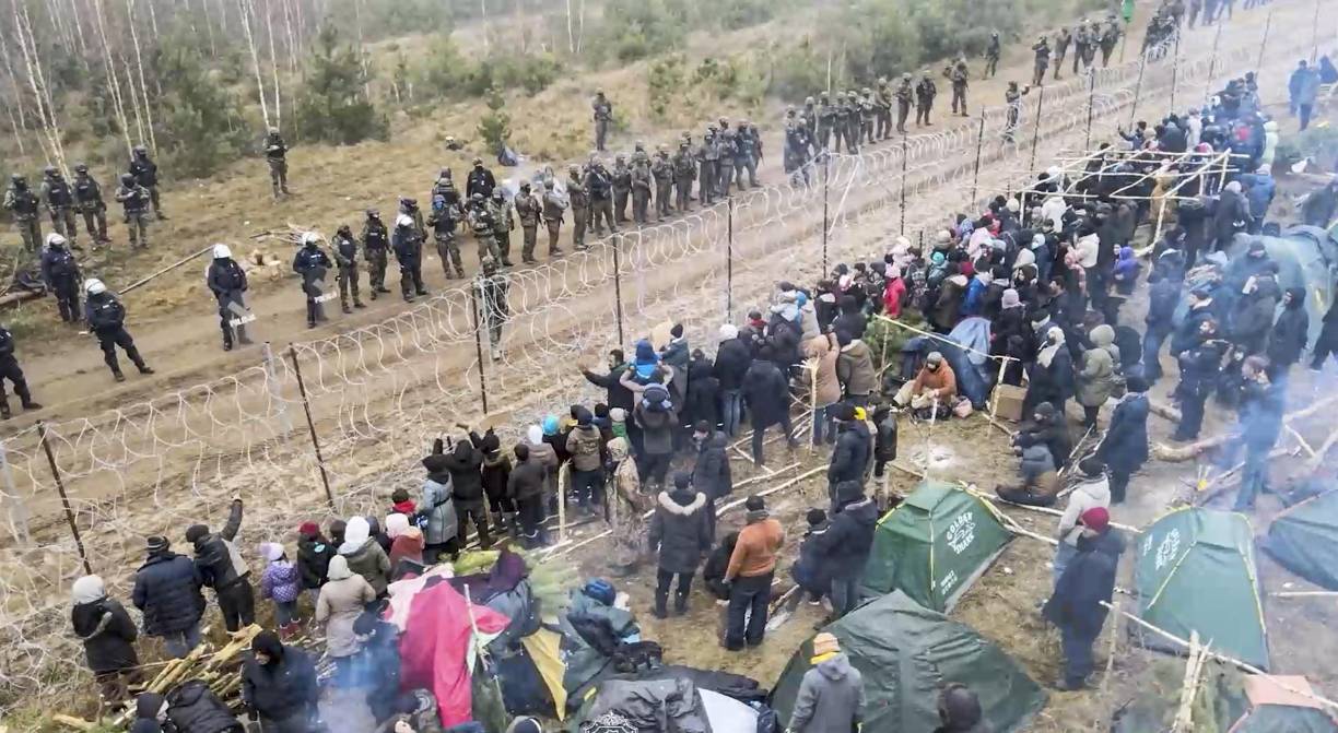 Las fuerzas polacas dispararon este martes gases lacrimógenos contra migrantes que arrojaban piedras en la frontera con Bielorrusia, cuyo presidente Alexander Lukashenko aseguró querer evitar cualquier “confrontación”.