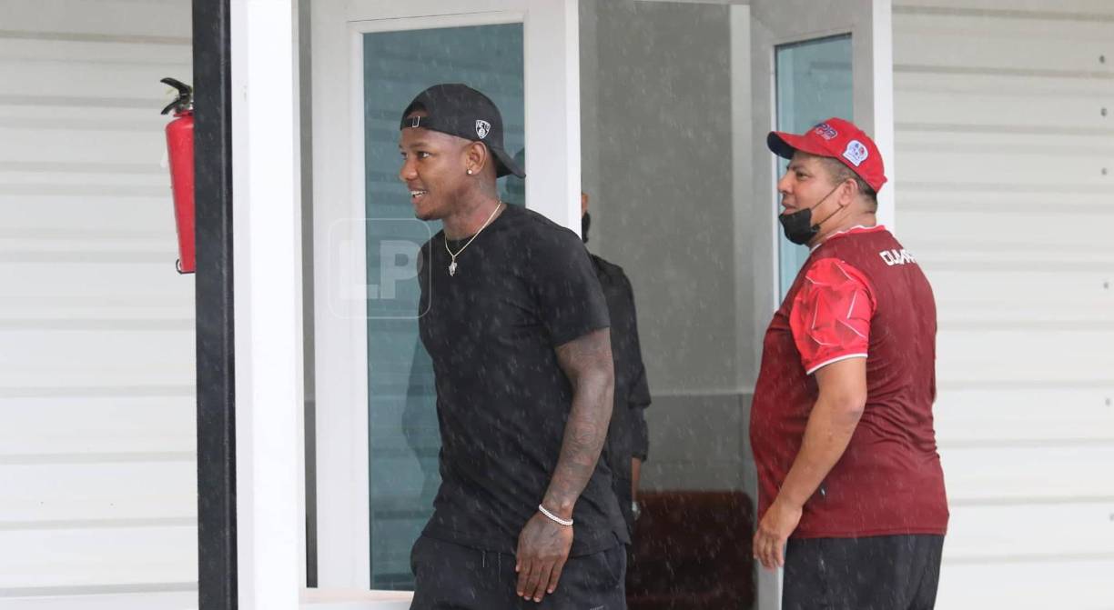 Visita especial. Romell Quioto llegó al inicio de pretemporada del Olimpia y solamente andaba saludando a los jugadores del equipo olimpista.