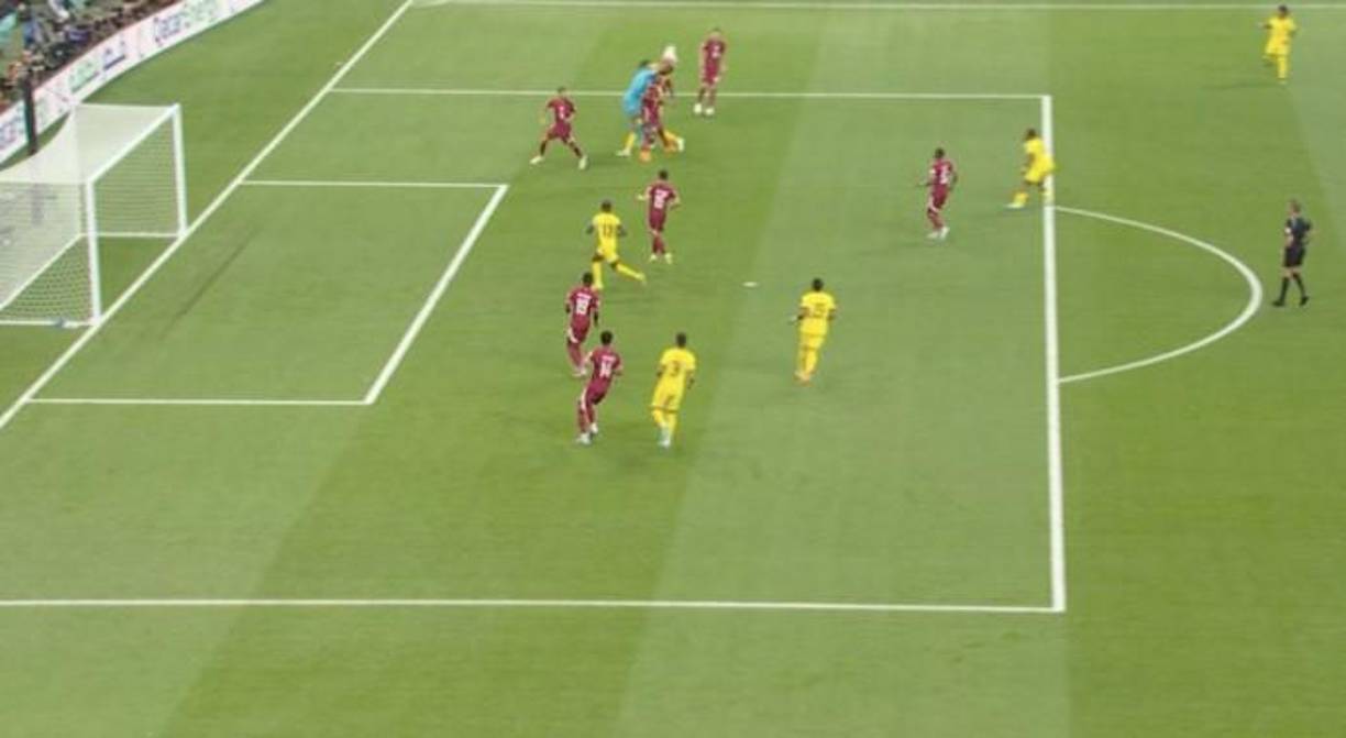 En la imagen en vivo se ve claramente que hubo un error del VAR. Claramente se ve a Enner Valencia habilitado.