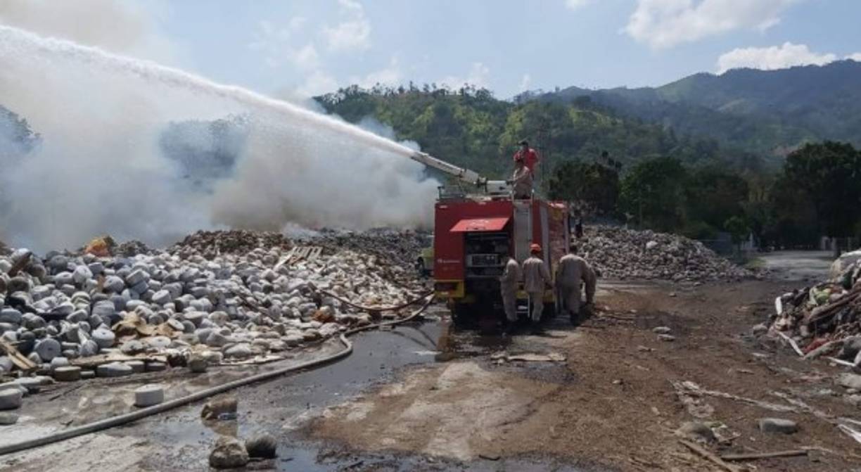 Alrededor de las 10:30 am unidades del cuerpo de Bomberos de esta zona se trasladaron hasta el lugar para controlar el siniestro. <br/>