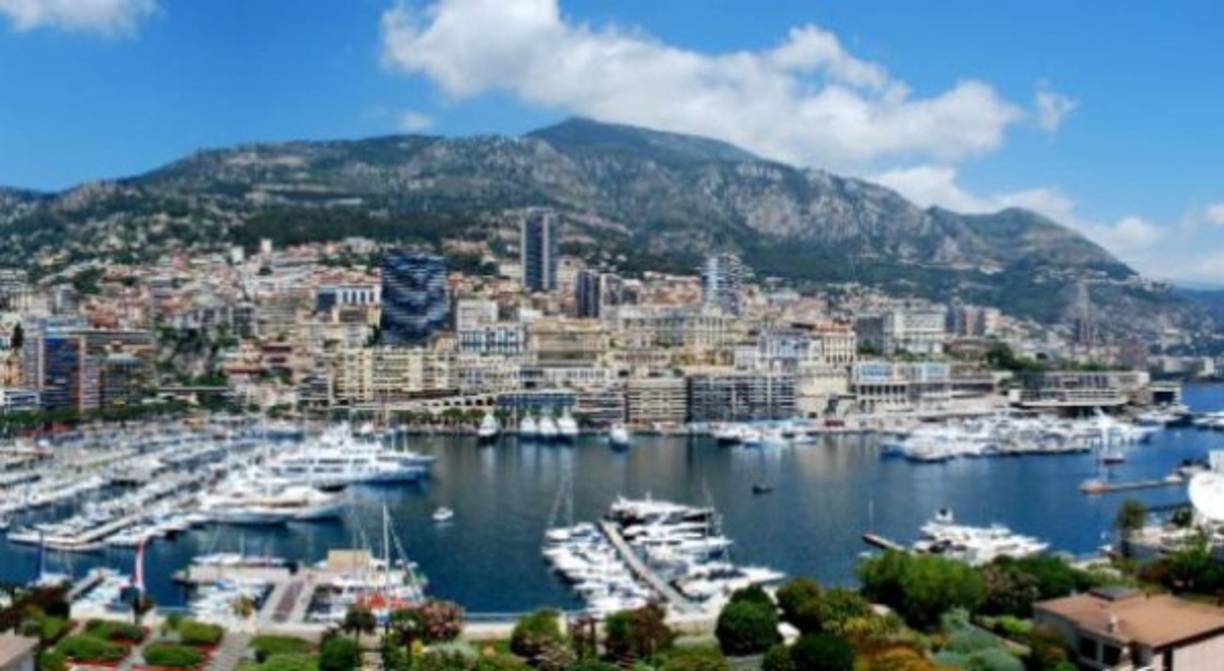 MÓNACO. Es un país organizado en 10 barrios que ocupan 1,95 kilómetros cuadrados y pertenece a Europa Occidental.