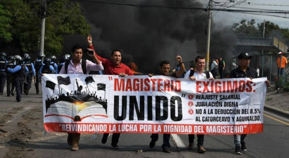 En las pancartas se leía mensajes como 'el magisterio unido' mientras marchaban por los bulevares, a un lado los agentes policiales caminaban a fin de evitar que los manifestantes provocaran un desorden.